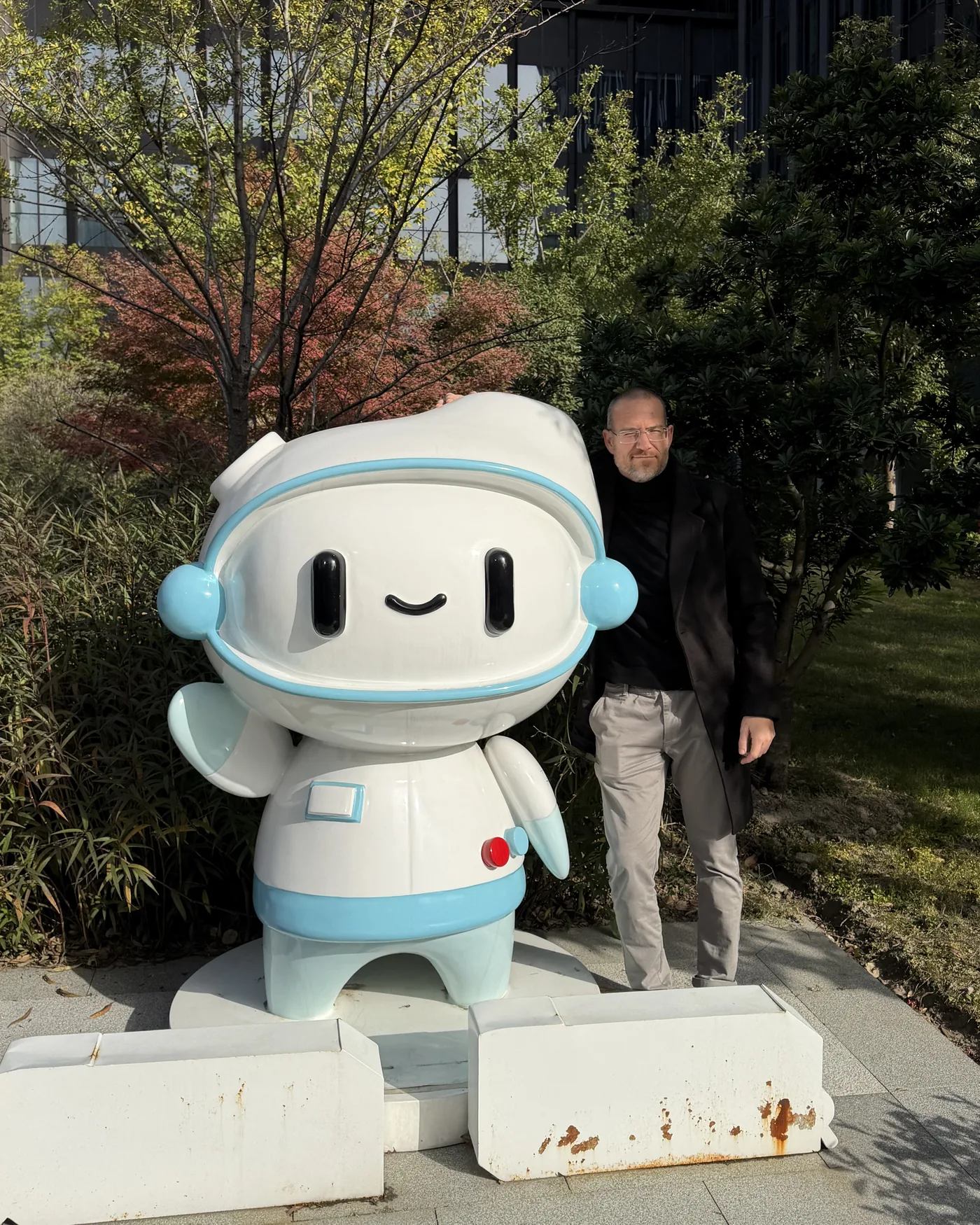 John van den Bosch naast een servicerobot