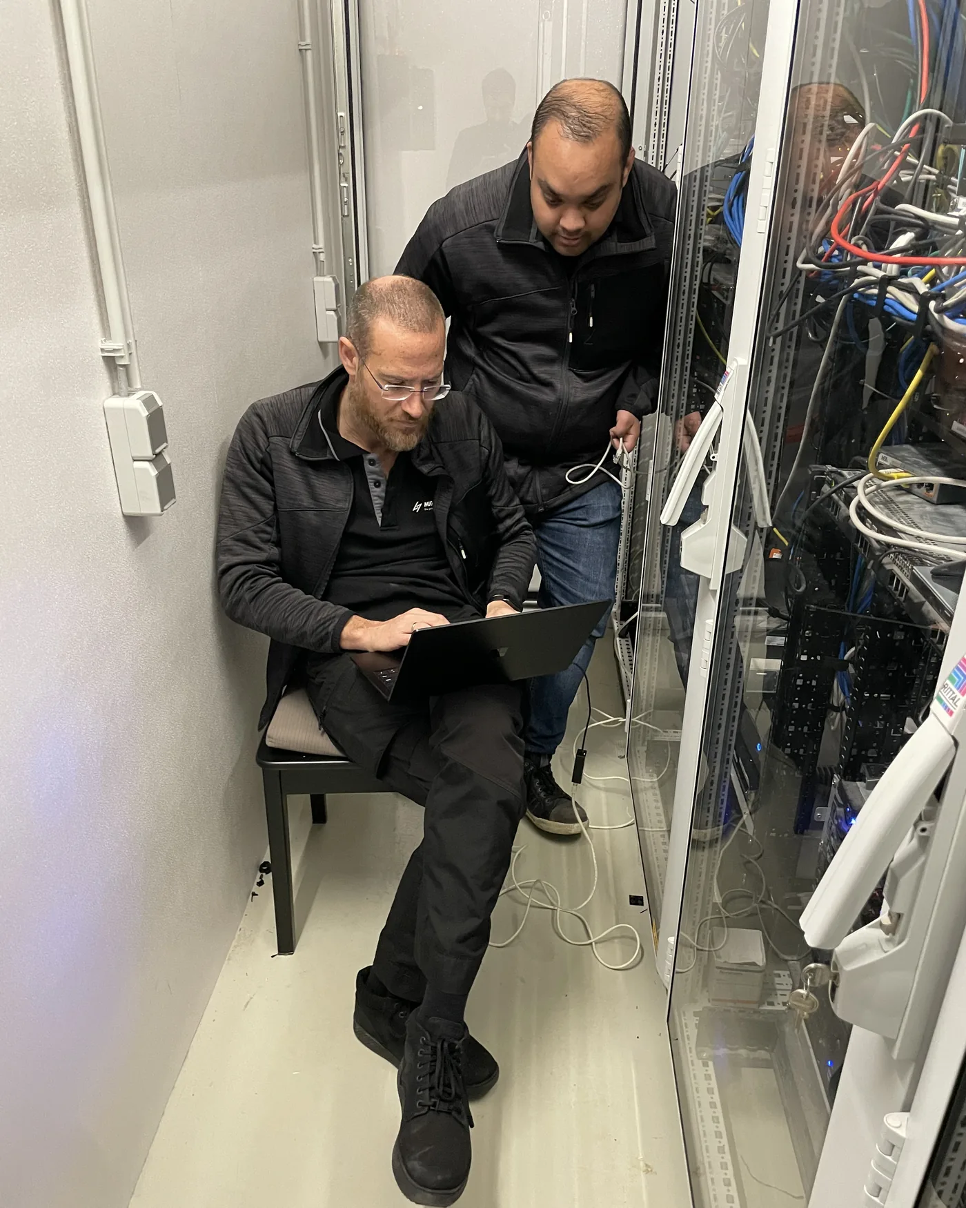 John van den Bosch in een serverruimte