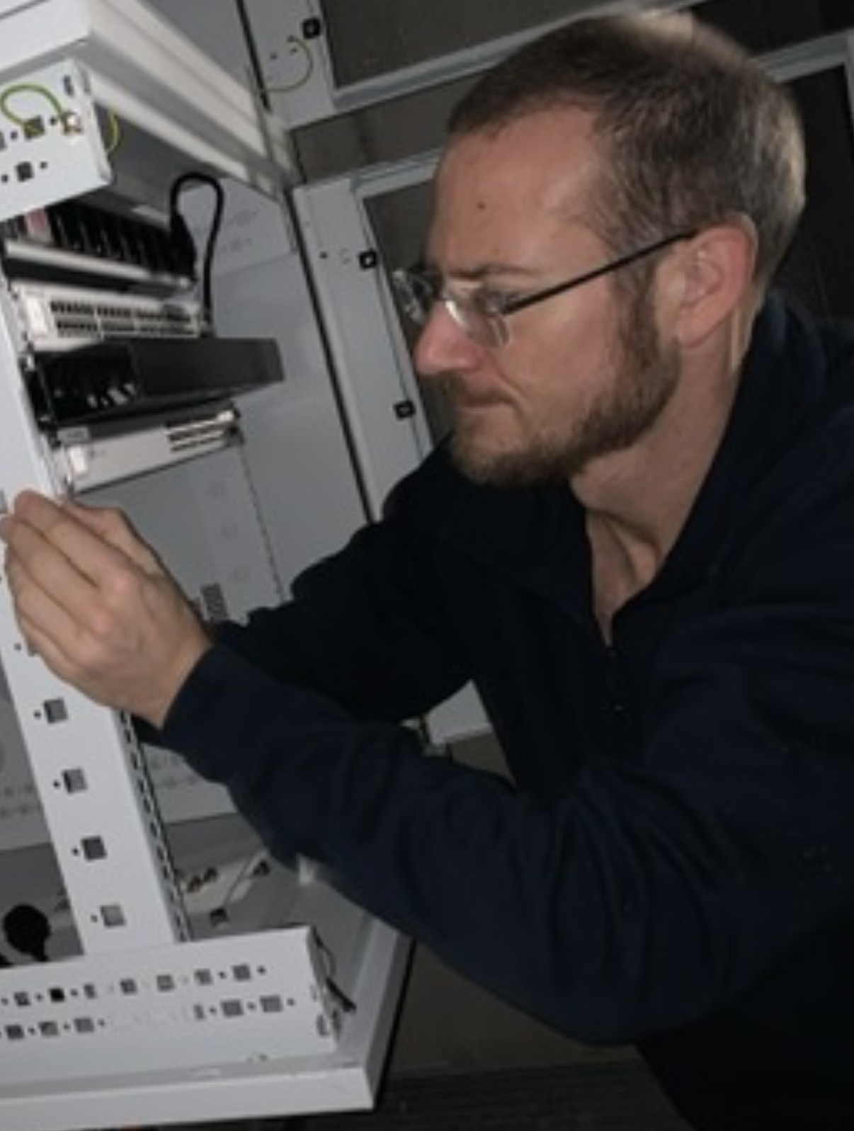 Handen in de patchkast
