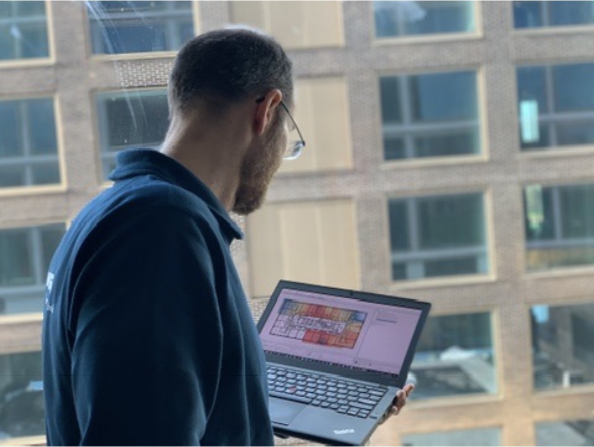 Met de laptop naar de plattegrond